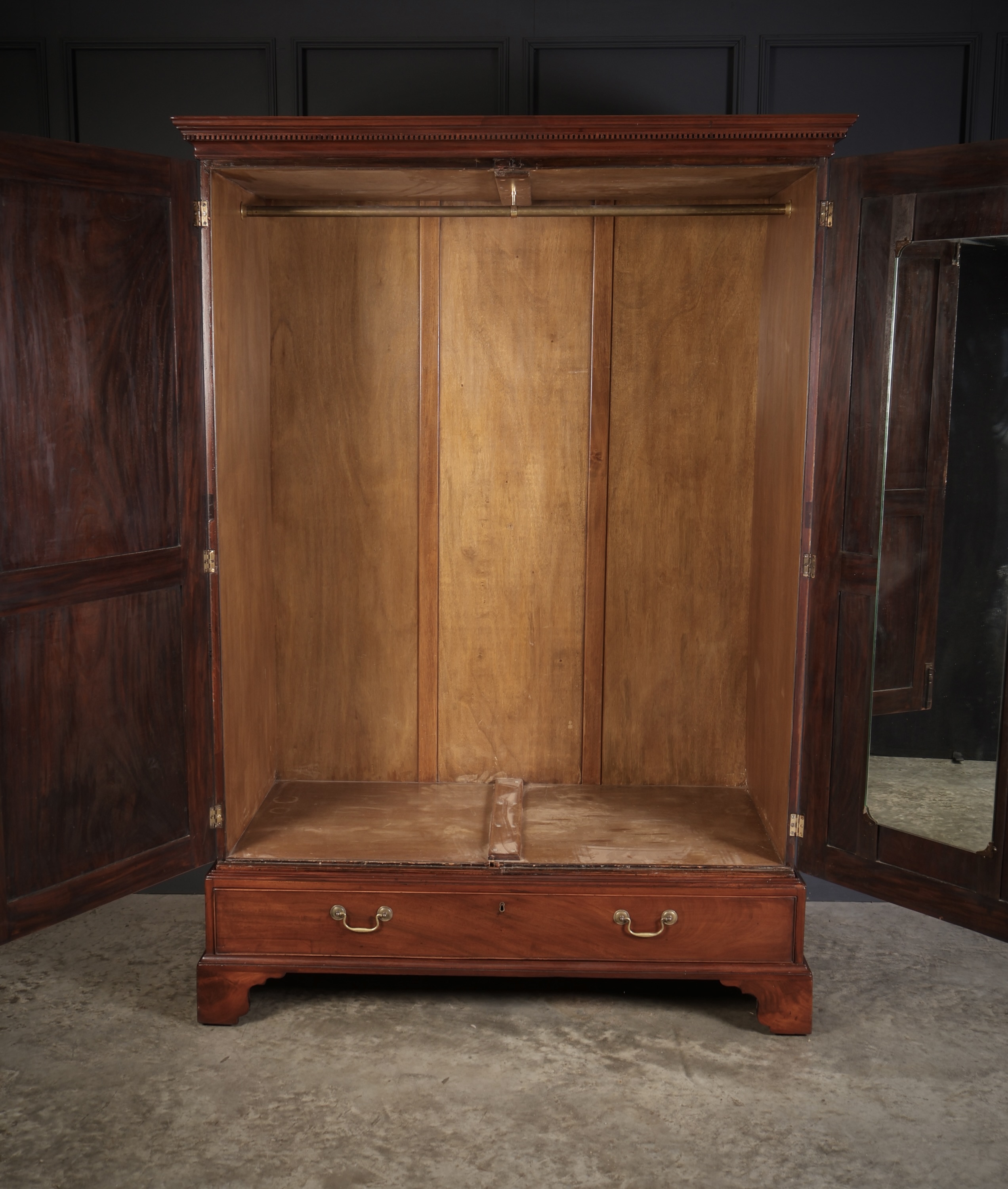 Large Georgian Mahogany Wardrobe antique wardrobes Antique Furniture 6